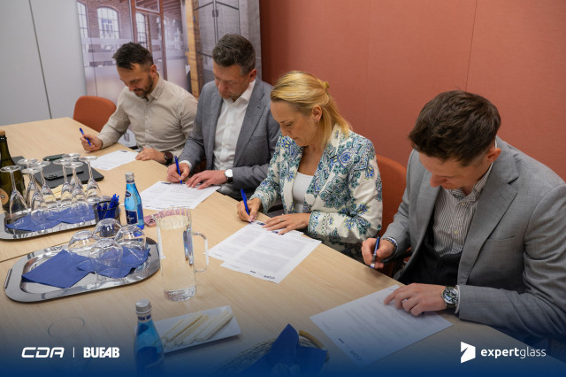 Przedstawiciele CDA Bufab i Expert Glass podpisują umowę o współpracy