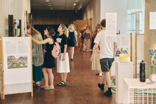 Zwiedzający oglądają wystawy i instalacje prezentowane podczas Gdynia Design Days 2026 w przestrzeni Pomorskiego Parku Naukowo-Technologicznego.