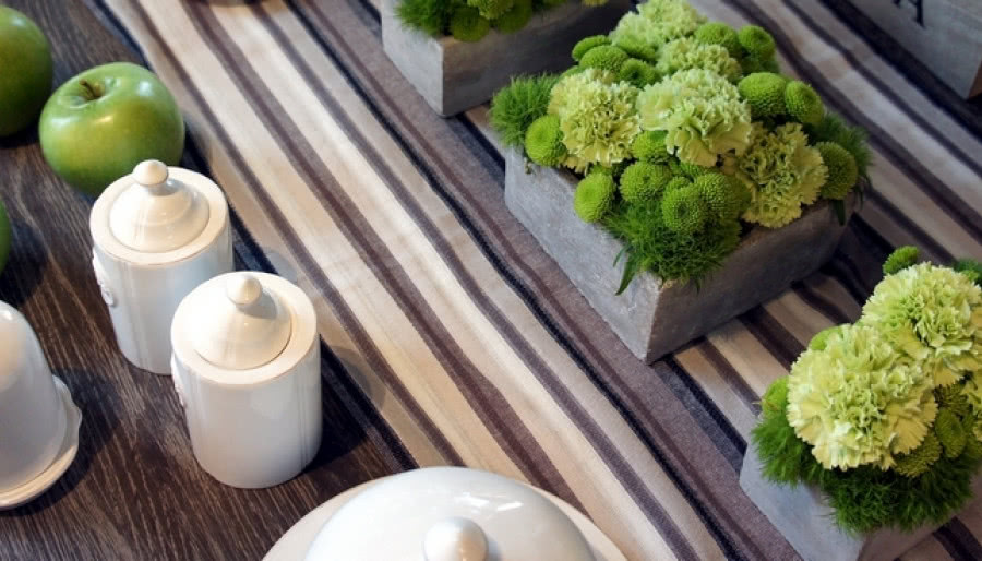 Soczysta zieleń dekoracji kwiatowej