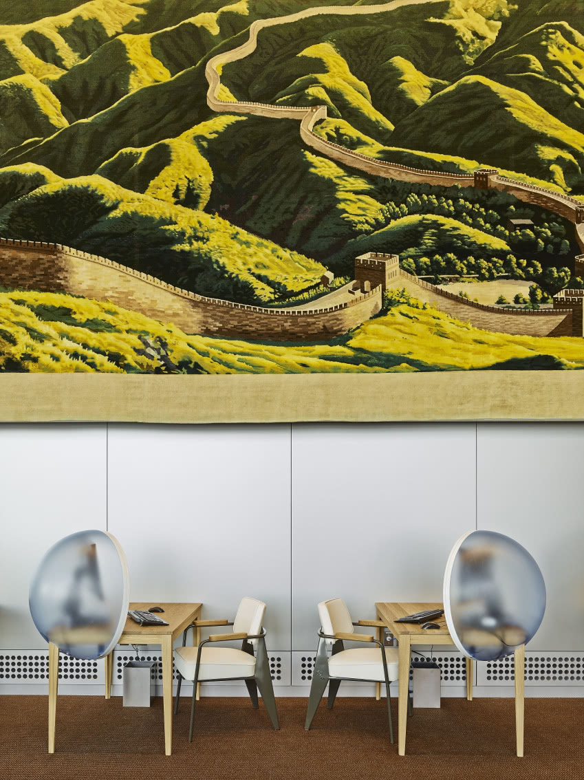 Drewniany stół Sphere z litego drewna
z dużą...