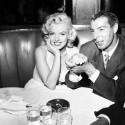 Brązowa skóra i tapicerka z typowym szwem to...