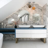 Trzykondygnacyjny dom: połączenie kobiecego pragmatyzmu z nienaganną stylistyką