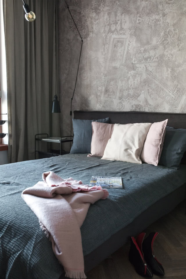 Sypialnia w ciemnych kolorach