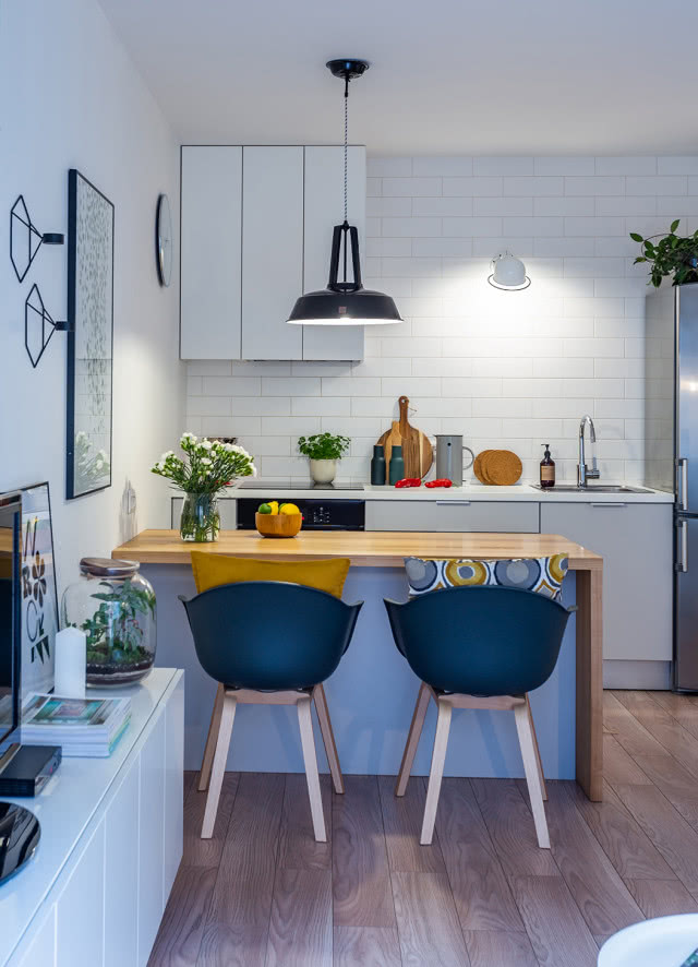 Biała kuchnia z czarnymi detalami