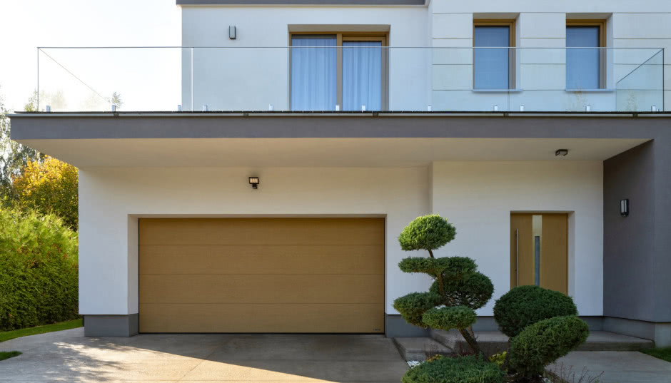 Jakie zalety ma połączenie bram garażowych oraz drzwi zewnętrznych i tarasowych poprzez system smartDOM?