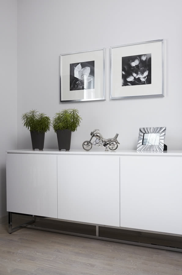 Czyste geometryczne linie szafek i zawieszonych...