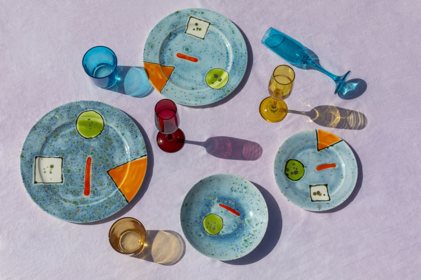 Talerze są pastelowe, opalizujące i ze złotymi...