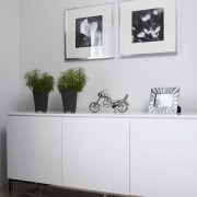 Chromowana stal i rozbielone drewno doskonale...