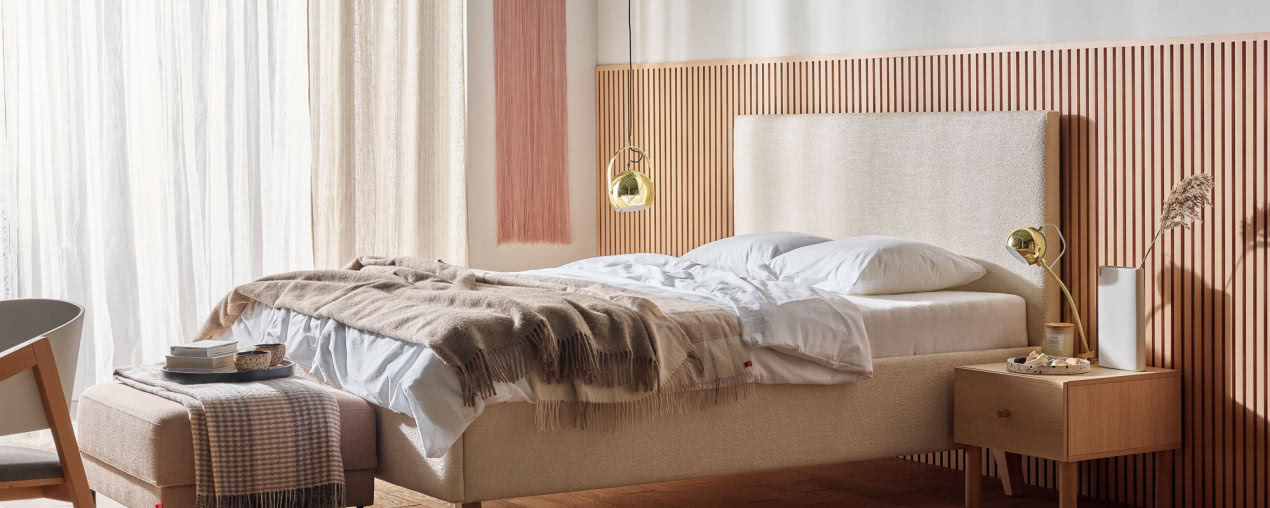 Łóżko tapicerowane z zagłówkiem. Dlaczego warto je mieć?