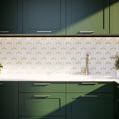 Mozaika Hillson Carrara GB, zielone fronty kuchenne, misa z owocami, zioła w doniczkach, bateria zlewozmywakowa