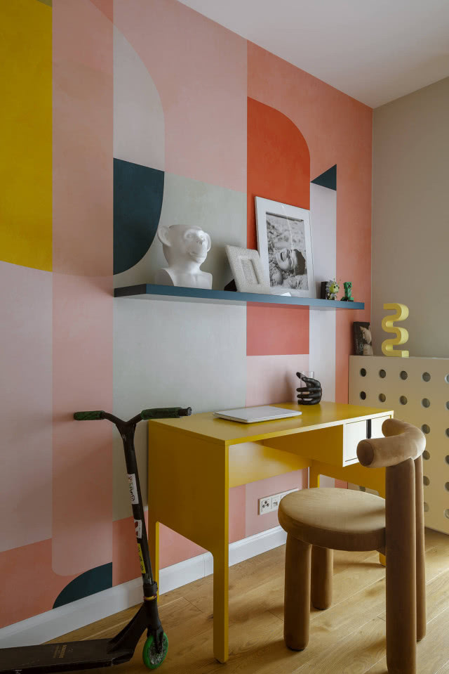 kolorowa ściana w gabinecie w domu