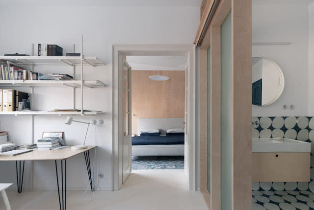 gabinet, w tle sypialnia, po prawej łazienka