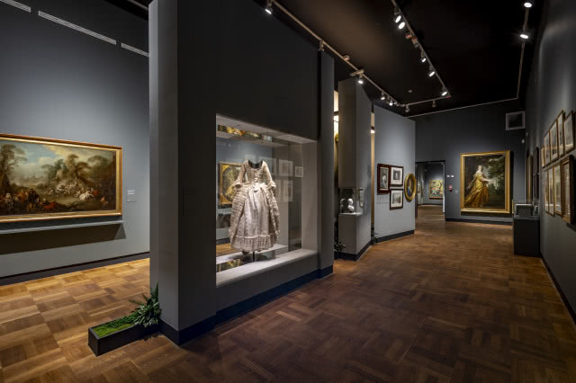 rekwizyt - suknia za szkłem