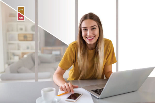 szkło o zmiennej przezierności, laptop, telefon, filiżanka, kanapa, półki