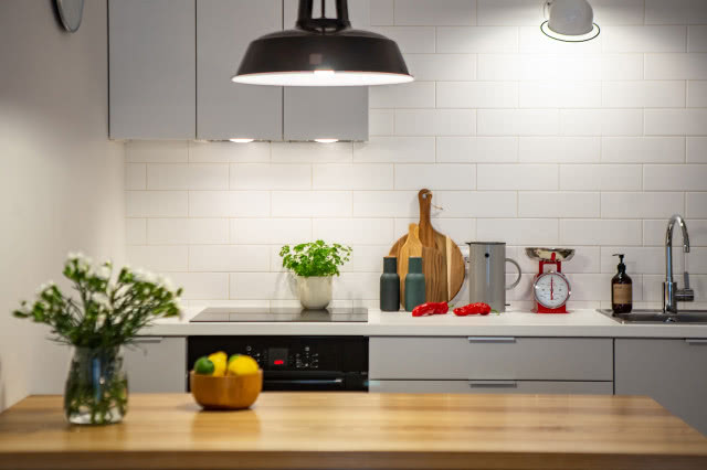 Białe płytki kuchenne nad blatem
