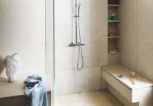 Relaksujący prysznic w minimalistycznej łazience 
