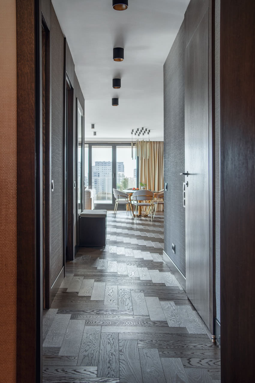 Uwagę zwraca nietypowe ułożenie parkietu: nie na...