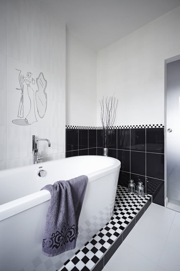 Dekoracja nad wanną i czarno-biała szachownica...
