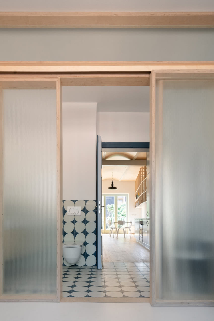 Przejściowa łazienka z zamykanymi z dwóch stron...