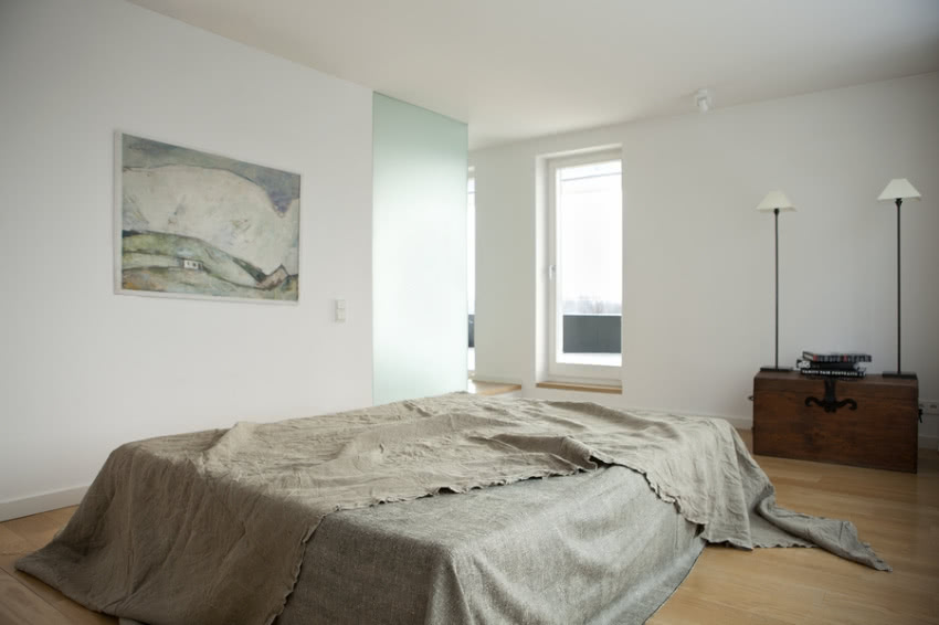 Minimalistyczna sypialnia - przy tak niewielu...