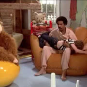 Brązowa skóra i tapicerka z typowym szwem to...