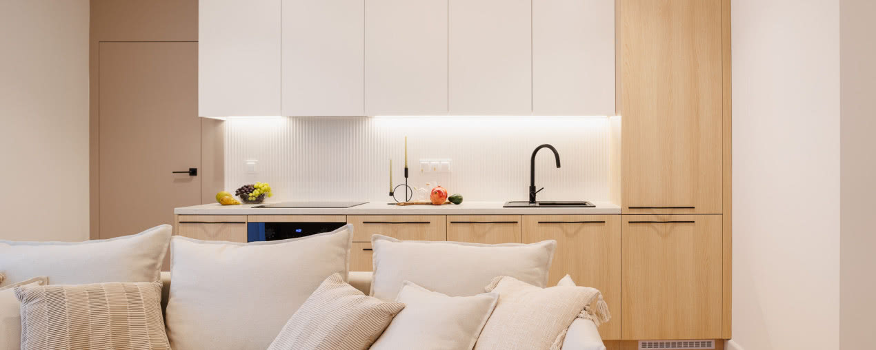 Naturalne mieszkanie w stylu japandi. Znajduje się na wyspie połączonej z miastem!