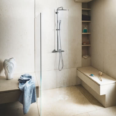 Relaksujący prysznic w minimalistycznej łazience