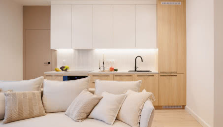 Naturalne mieszkanie w stylu japandi. Znajduje się na wyspie połączonej z miastem!