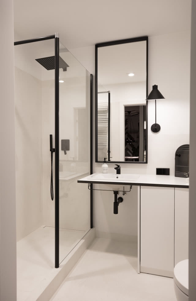 Czarno biała łazienka