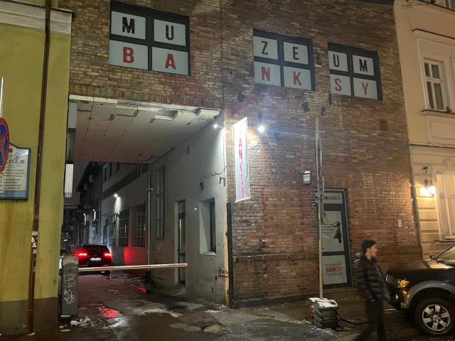 Ruszyło Muzeum Banksy’ego! Dotąd było owiane tajemnicą, tak jak sam jego bohater