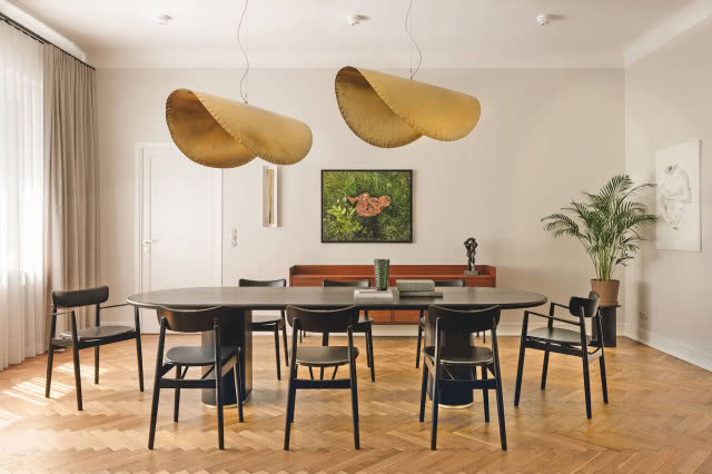 jadalnia z owalnym, czarnym stołem i czarnymi krzesłami