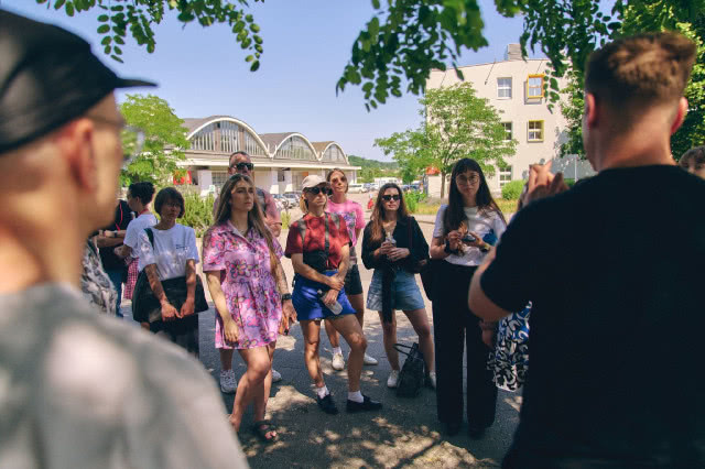 Uczestnicy spaceru architektonicznego podczas Gdynia Design Days 2026 poznają historię i przestrzeń Pomorskiego Parku Naukowo-Technologicznego.
