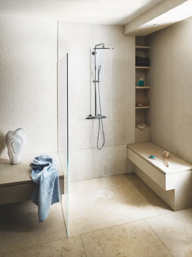 Relaksujący prysznic w minimalistycznej łazience