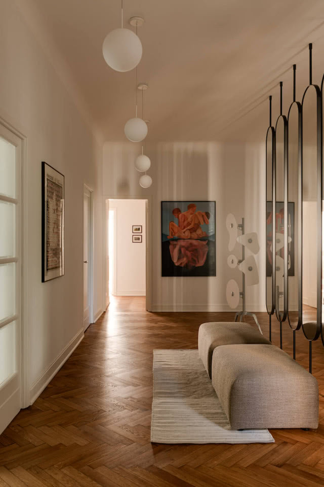 ściana z luster w przedpokoju - ciekawy pomysł architektów