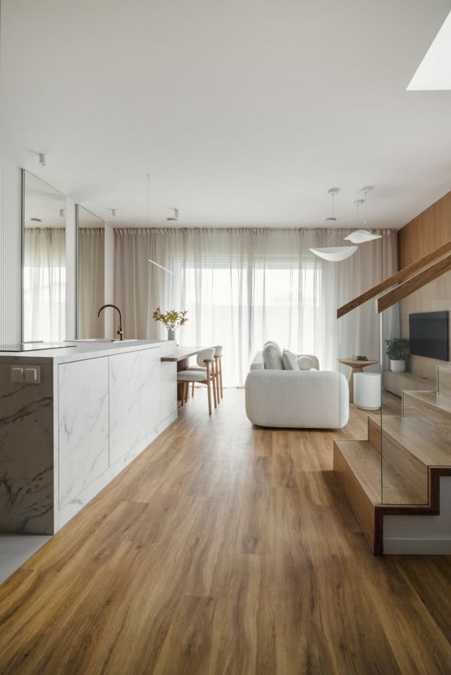 salon z kuchnią i jadalnią