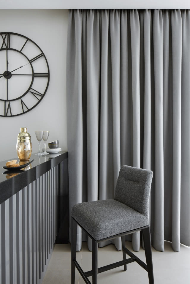 Długie, szare zasłony