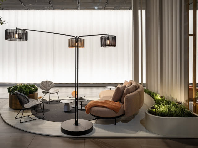  obłe fotele, na pierwszym planie duże lampa