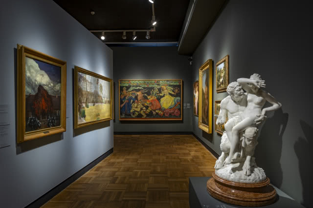 zdjęcie wystawy z rzeźbą na pierwszym planie