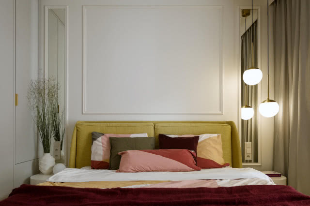 zielony zagłówek w sypialni