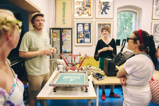Uczestnicy odwiedzają pracownię sitodruku podczas Gdynia Design Days 2026, poznając proces powstawania autorskich grafik i nadruków.