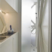 W najwęższym domu świata chodzi się głównie...