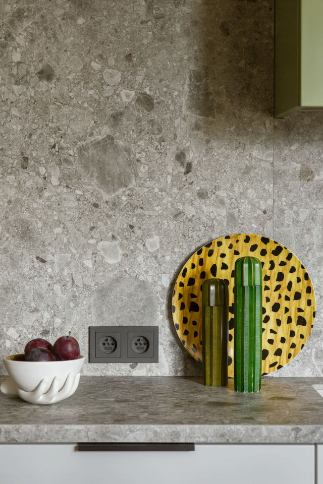 lastryko w kuchni na ścianie