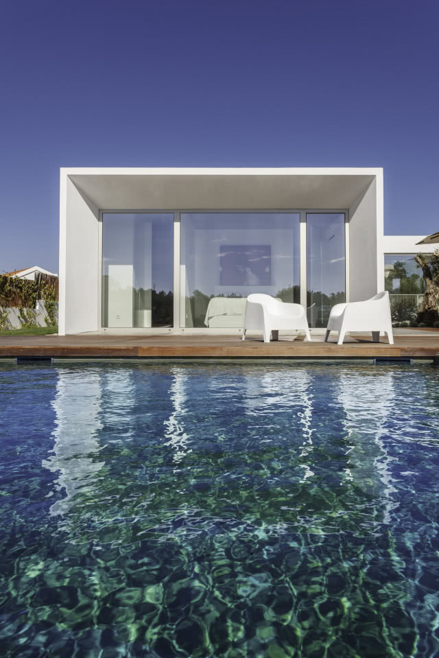 Nowoczesna bryła domu z basenem ogrodowym