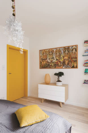 żółte drzwi w sypialni