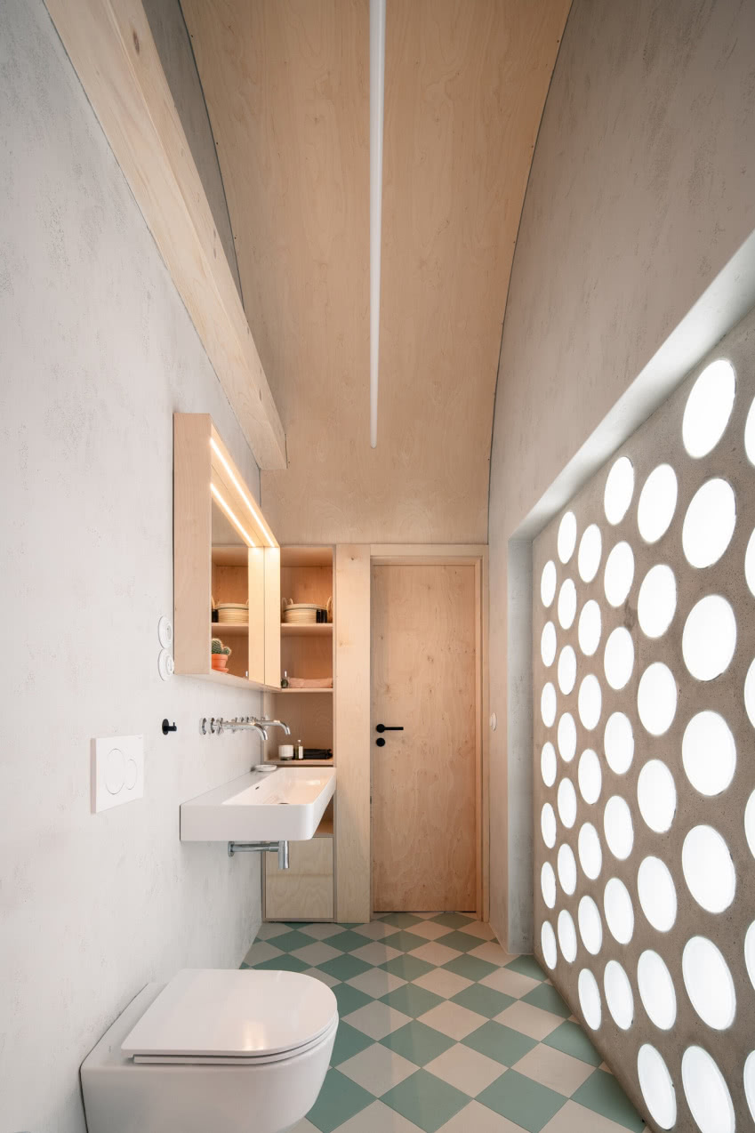 Ściana z luksferów.