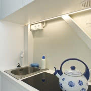 W najwęższym domu świata chodzi się głównie...