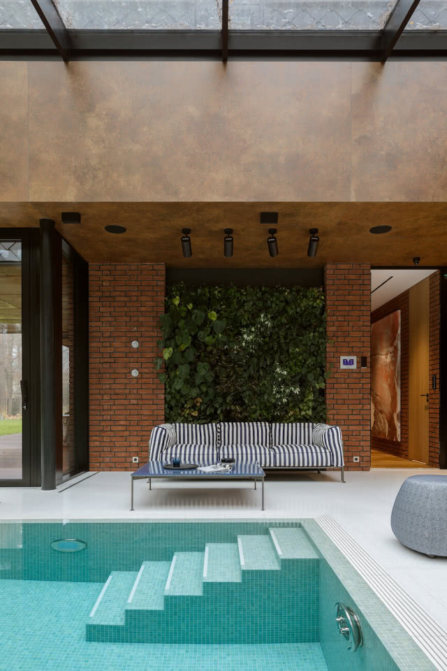 meble nad basenem w domu