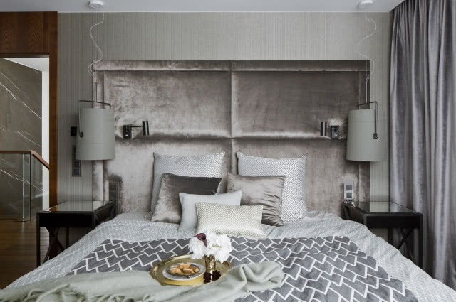 Aksamitny zagłówek do łóżka w sypialni