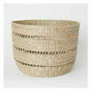 Duży kosz z trawy morskiej