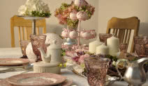 Wielkanocny stół w pastelowych kolorach